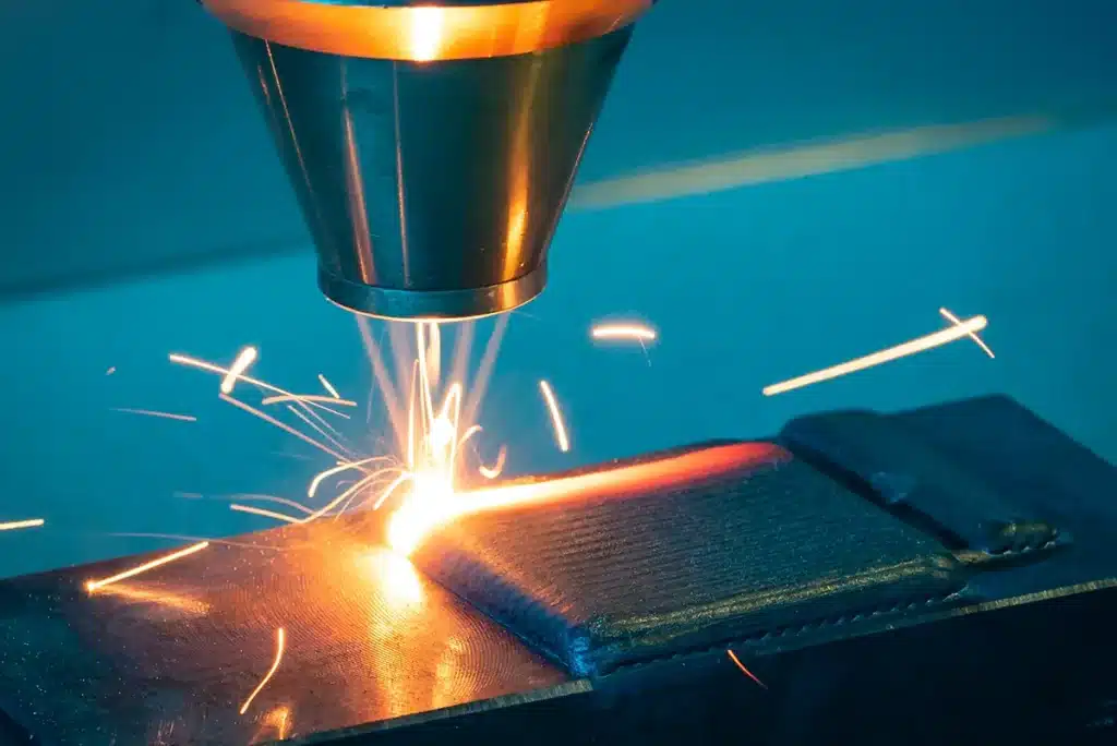 Aşınmış endüstriyel şaftın rulman yatağı bölgesine robotik lazer dolgu kaynağı ile hassas yüzey yenileme işlemi